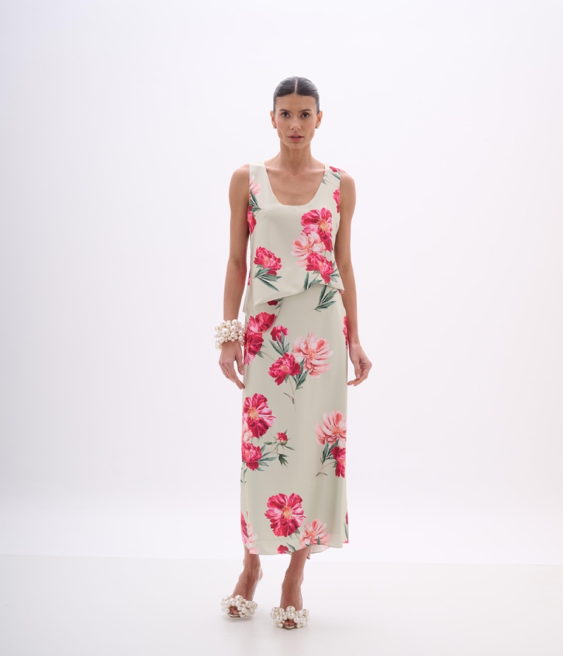 Conjunto floral em cetim com blusa de alças e saia longa