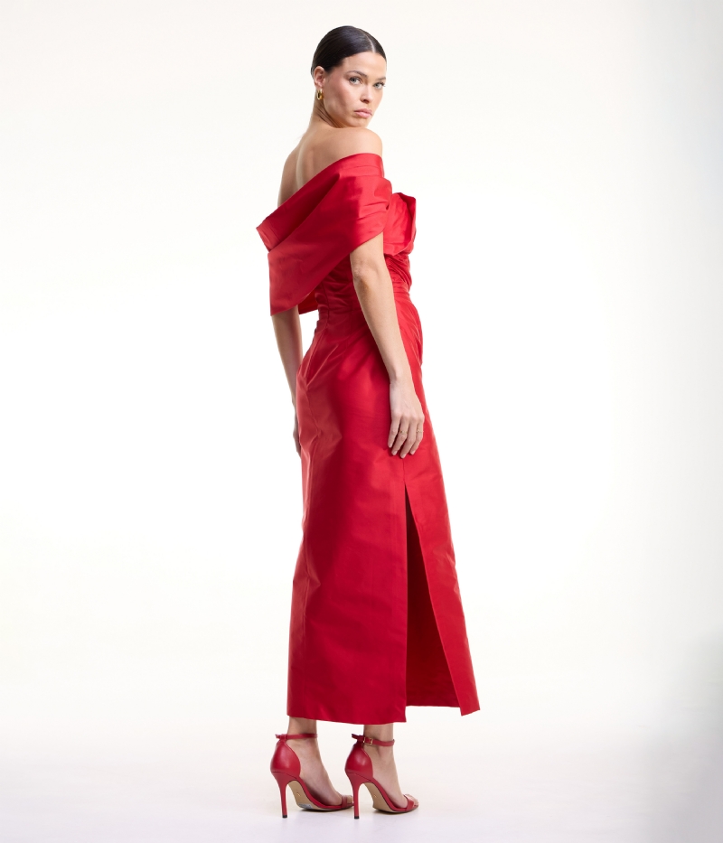 Vestido de festa longo vermelho em tafetá com decote ombro a ombro e fenda lateral