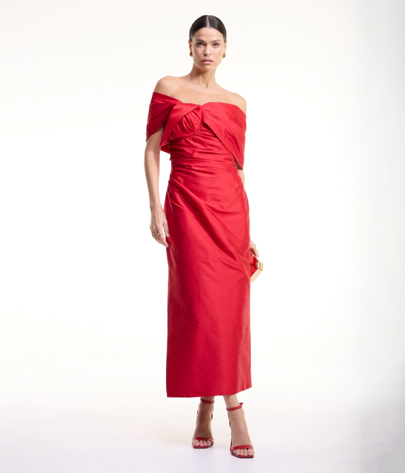 Vestido de festa longo vermelho em tafetá com decote ombro a ombro e fenda lateral