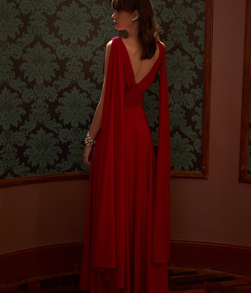 Vestido de festa longo vermelho com decote V e capa fluida