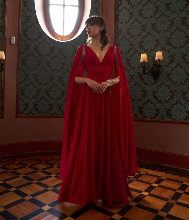 Vestido de festa longo vermelho com decote V e capa fluida
