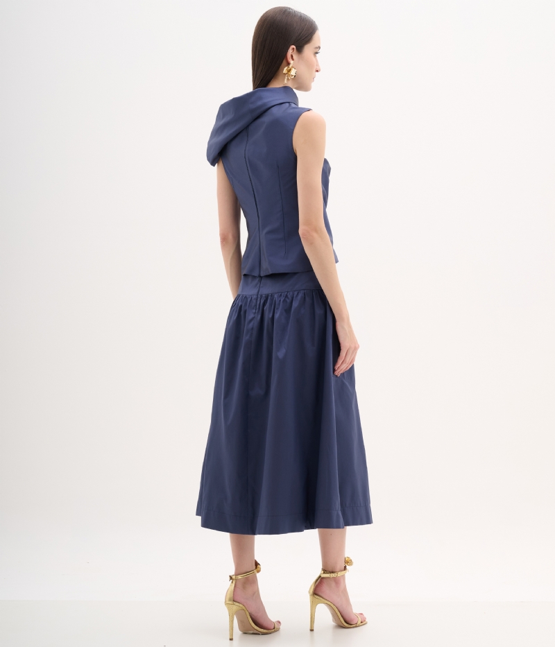 Blusa em tafetá azul marinho com gola drapeada escultural