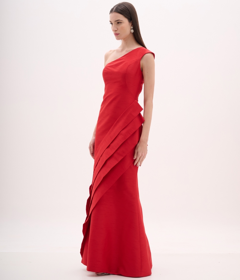 Vestido longo em tafetá vermelho com capa estruturada removível