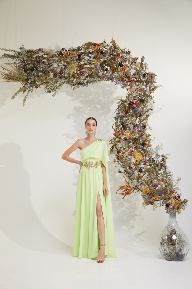 Vestido longo de festa em crepe fluido verde-lima com bordado floral na cintura