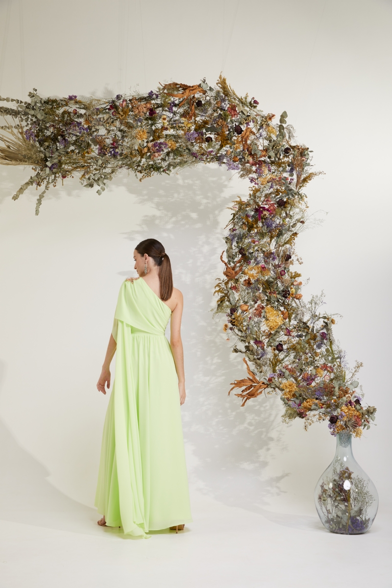 Vestido longo de festa em crepe fluido verde-lima com bordado floral na cintura