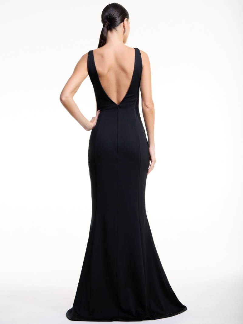 Vestido de festa longo preto em crepe de malha com decote profundo