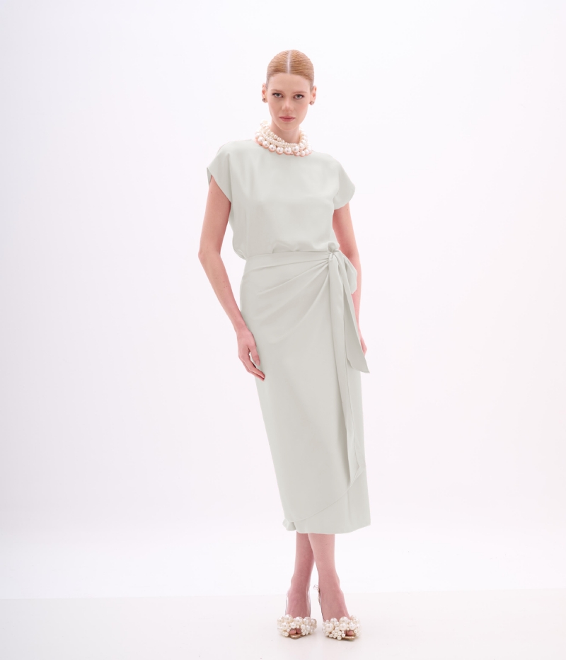 Vestido de festa midi branco em cetim com amarração lateral