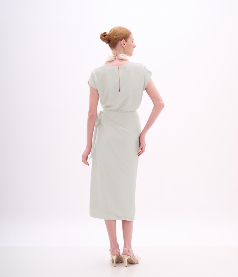 Vestido de festa midi branco em cetim com amarração lateral