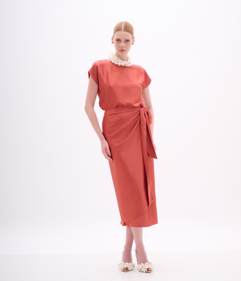 Vestido de festa midi terracota em cetim com amarração lateral