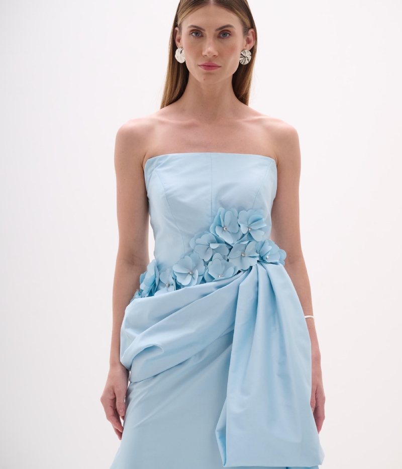 Vestido de festa longo azul serenity em tafetá tomara que caia com aplicação floral