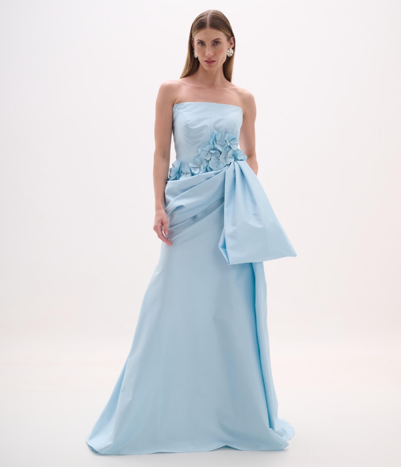 Vestido de festa longo azul serenity em tafetá tomara que caia com aplicação floral