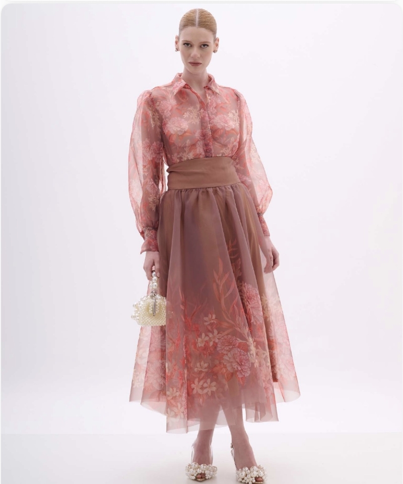 Saia midi em organza floral com cós estruturado
