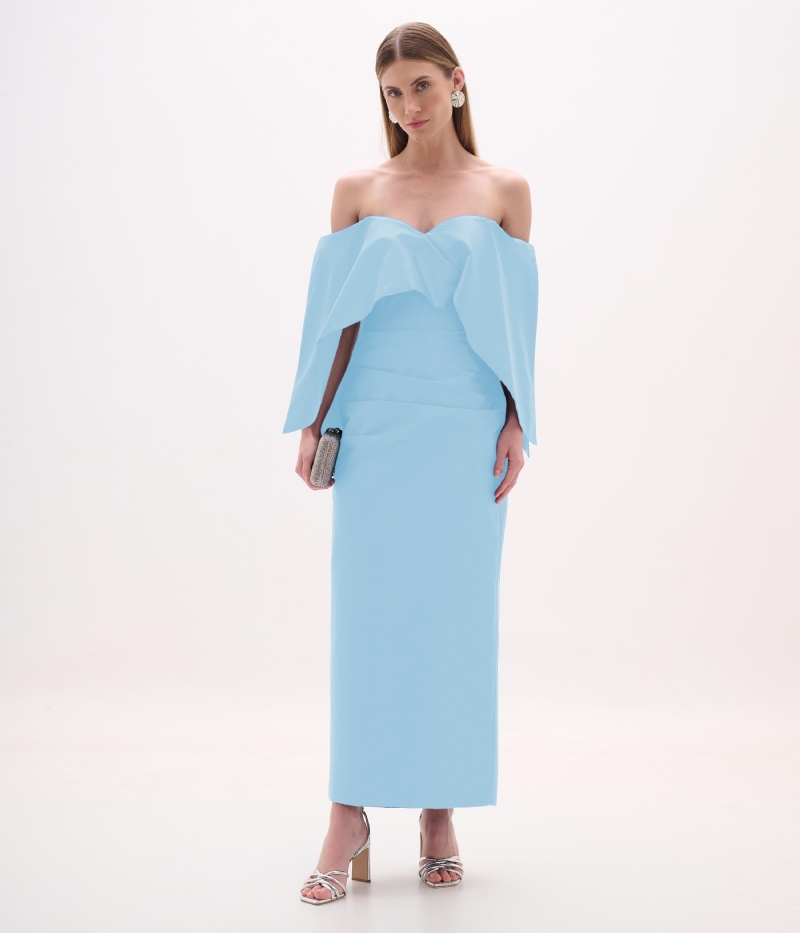 Vestido longo em tafetá azul â ombro a ombro com babado estruturado