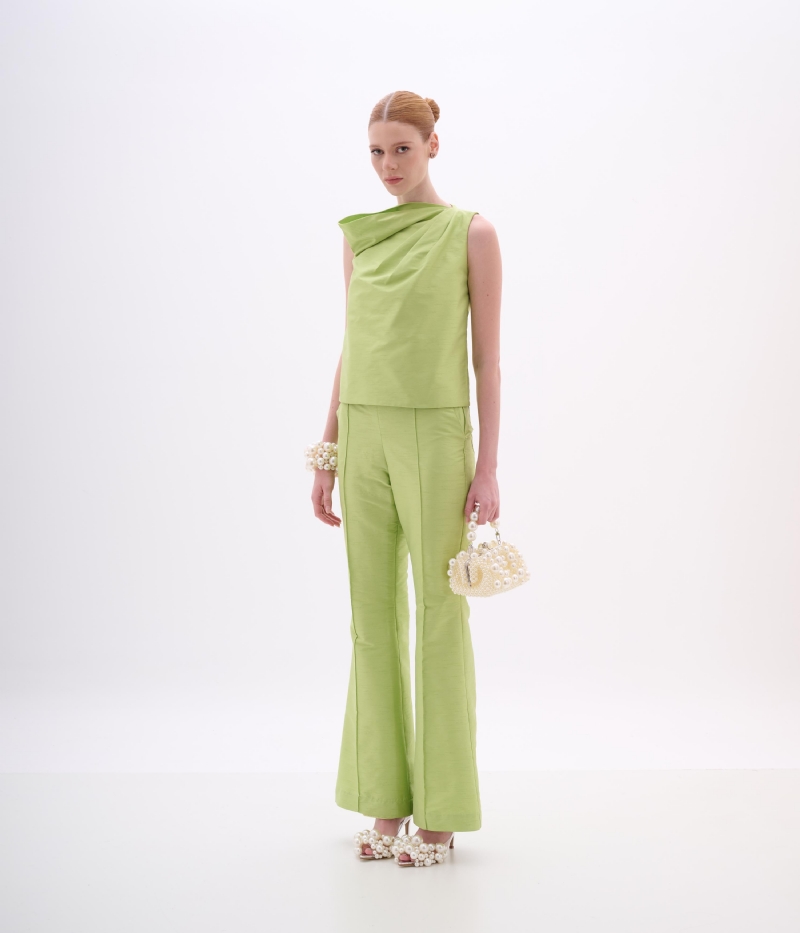 Calça de festa em shantung lima com modelagem flare