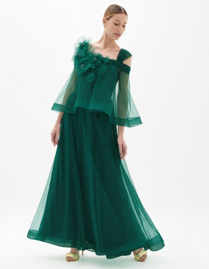 Vestido Longo em Tule com Decote Ombro a Ombro e Aplicações Florais