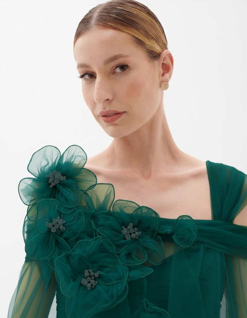 Vestido Longo em Tule com Decote Ombro a Ombro e Aplicações Florais