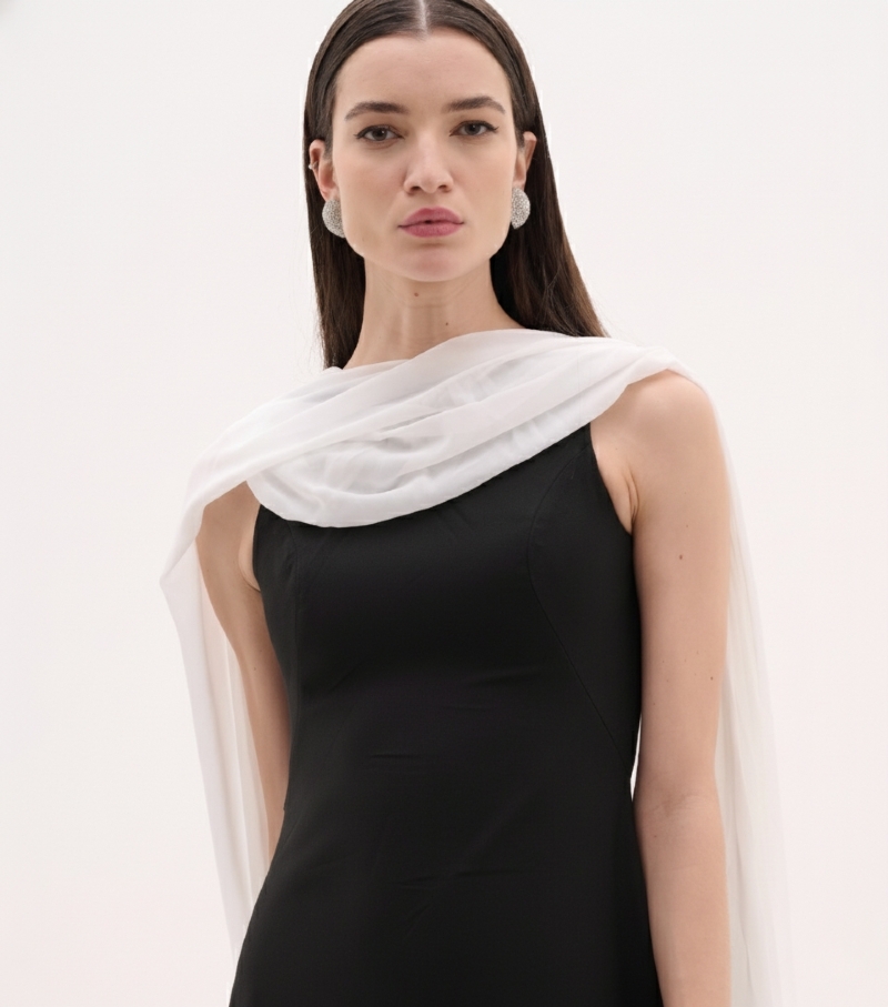 Vestido longo em crepe de malha com capa em crepe fluido