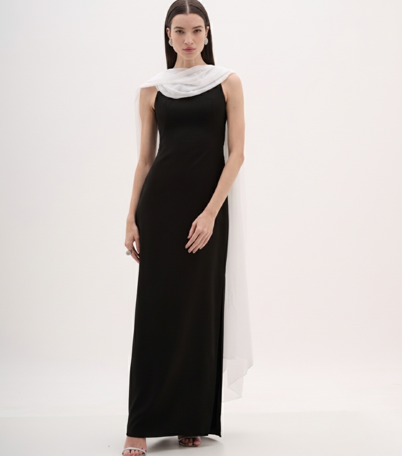 Vestido longo em crepe de malha com capa em crepe fluido