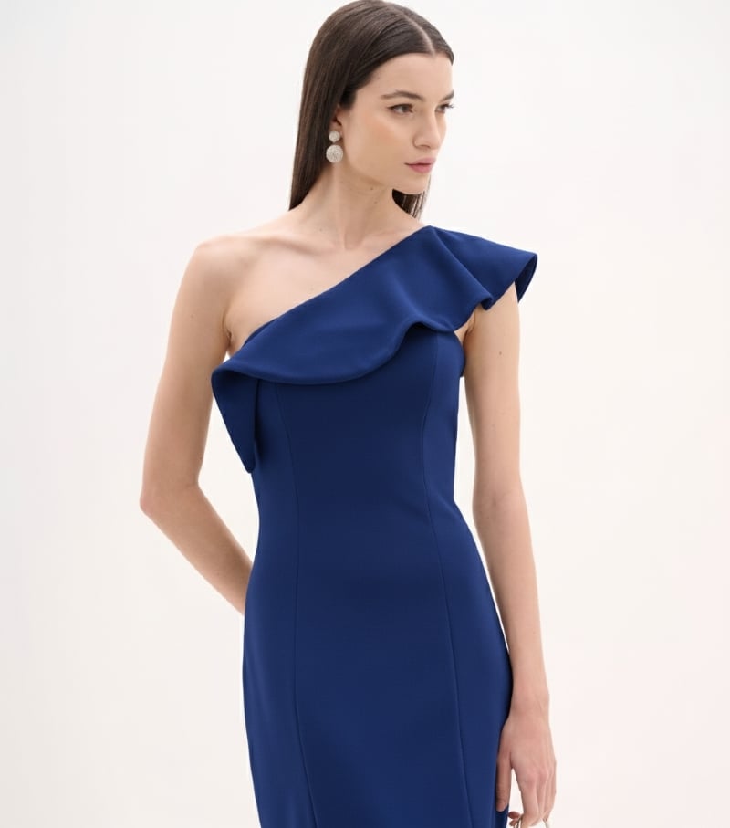 Vestido midi em crepe de malha com decote assimétrico e babado estruturado