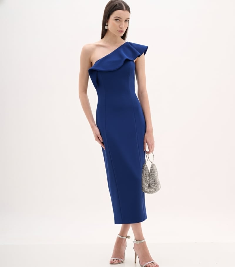 Vestido midi em crepe de malha com decote assimétrico e babado estruturado