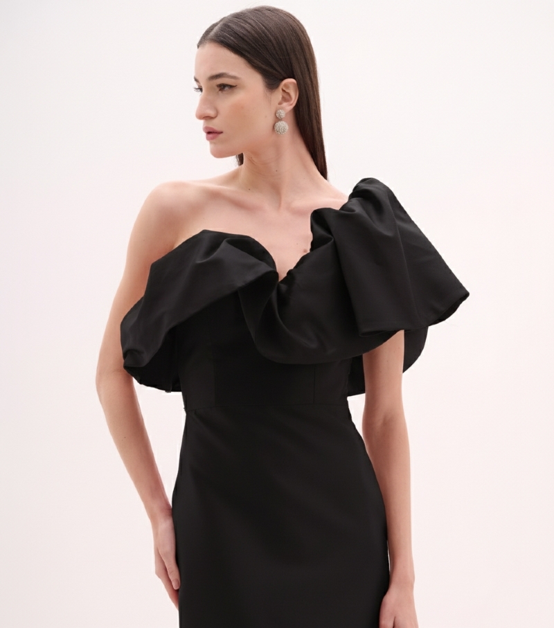 Vestido longo em zibeline com babado escultural no ombro