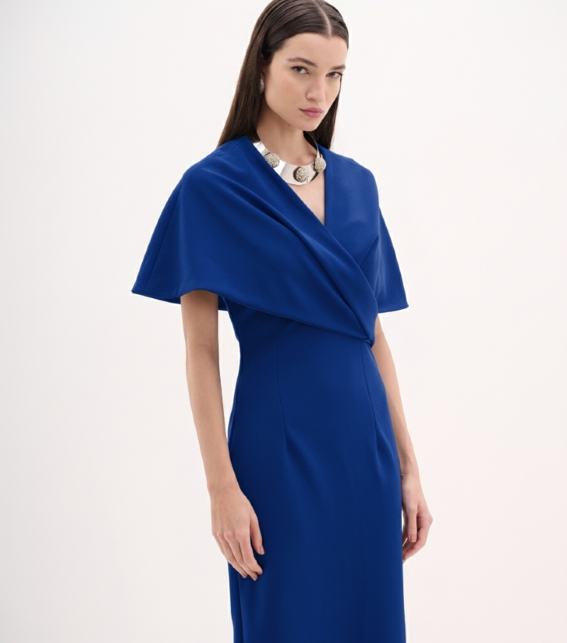 Vestido de festa midi  com detalhe de capa