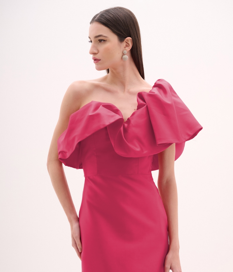 Vestido longo em zibeline com babado escultural no ombro