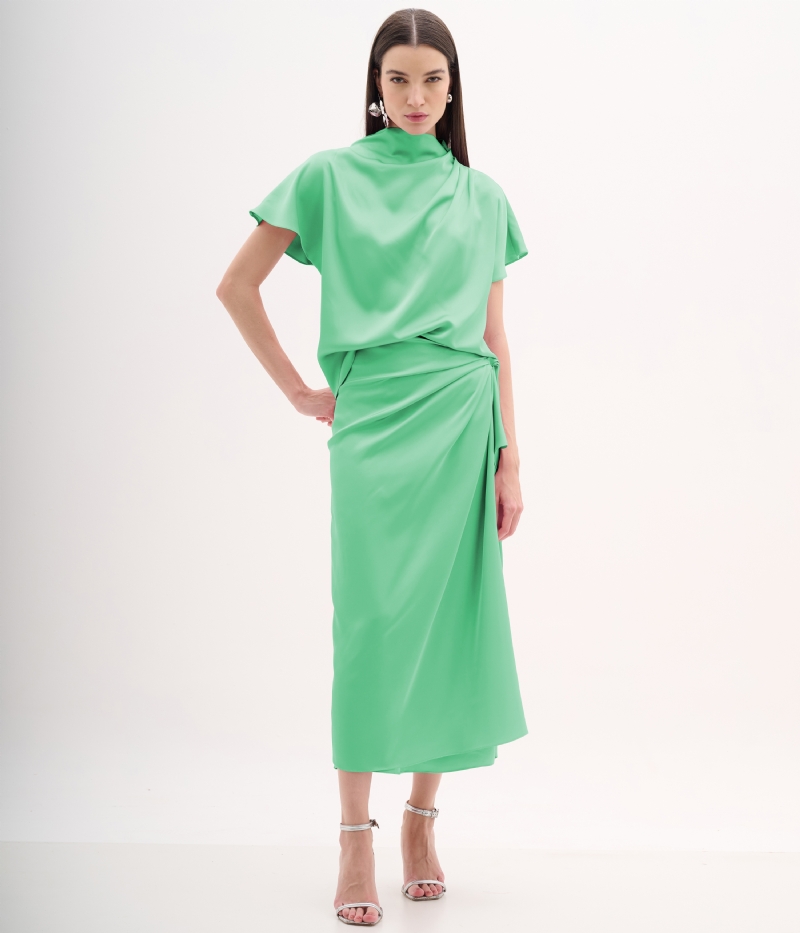 Saia midi verde com degagê lateral