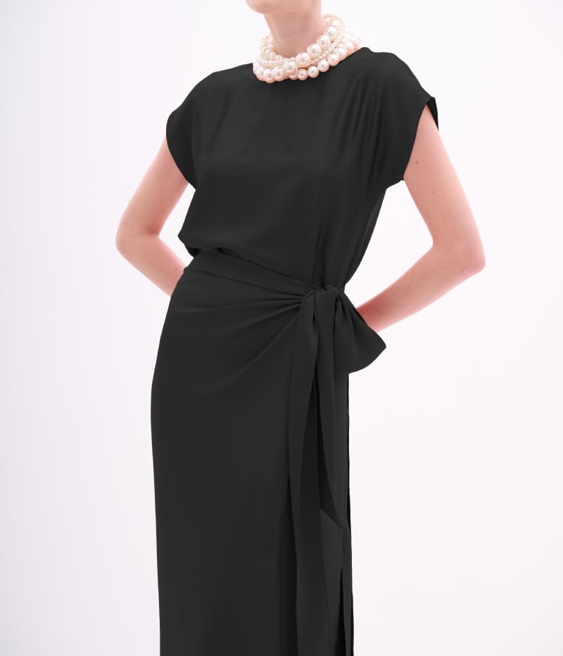 Vestido de festa midi preto em cetim com amarração lateral