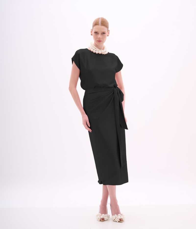 Vestido de festa midi preto em cetim com amarração lateral