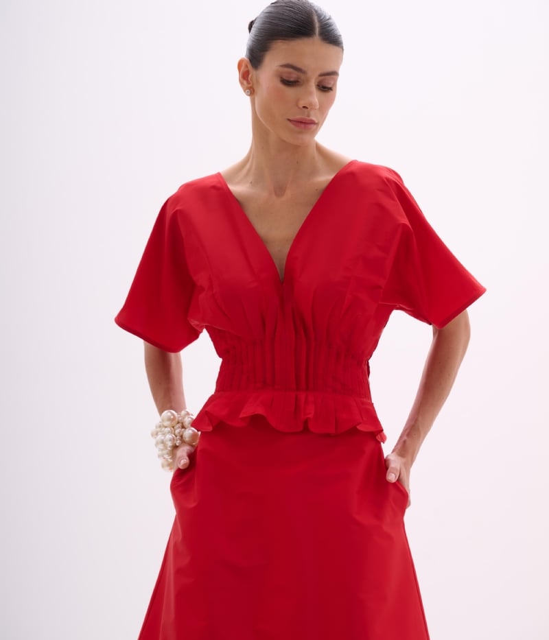 Vestido midi em tafetá vermelho com cintura trabalhada