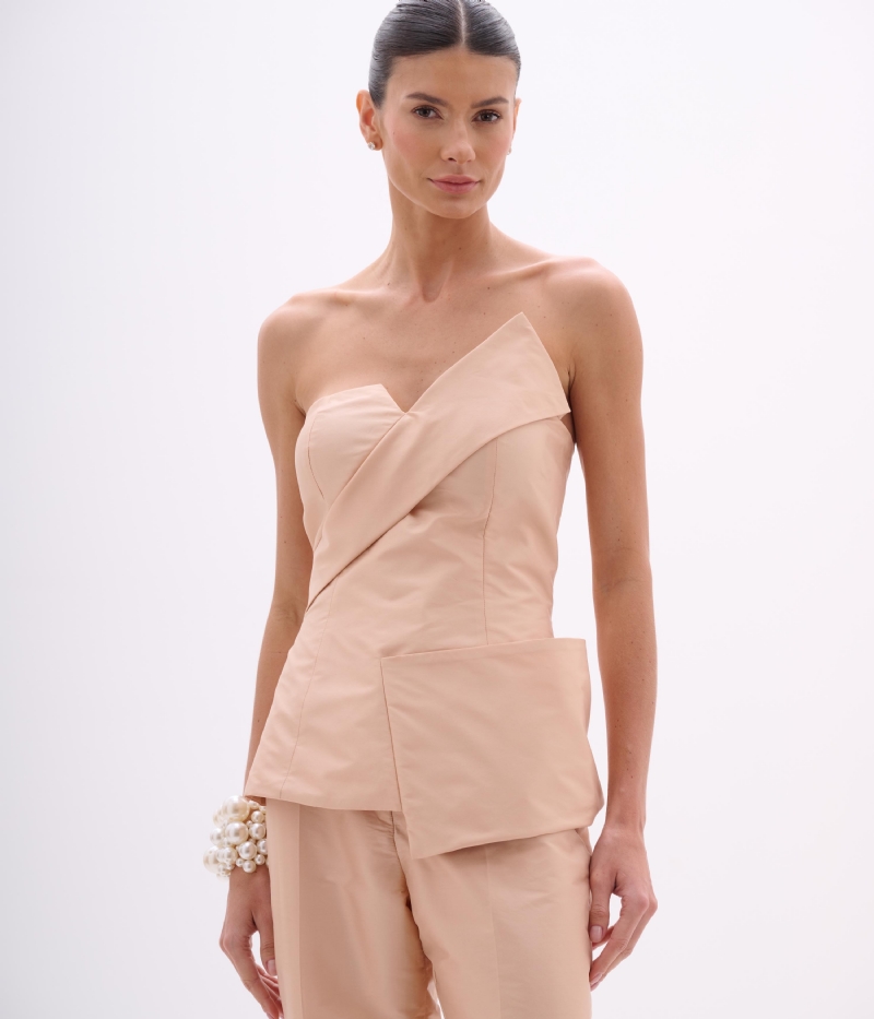 Blusa tomara que caia em tafetá â recortes assimétricos e estrutura moderna