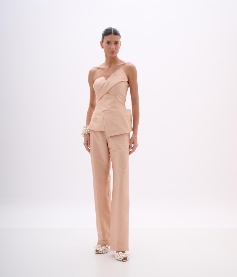 Blusa tomara que caia em tafetá â recortes assimétricos e estrutura moderna