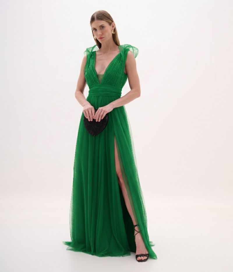 Vestido longo em tule verde com fenda lateral