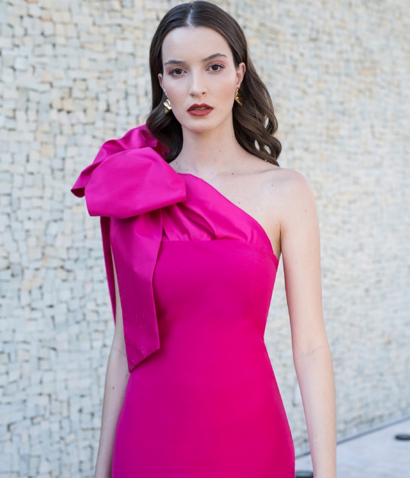 Vestido ombro só com detalhe em laço