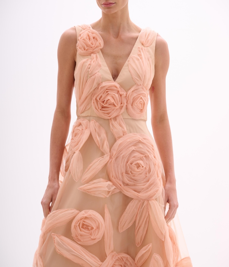 Vestido de festa longo nude com flores aplicadas e decote V