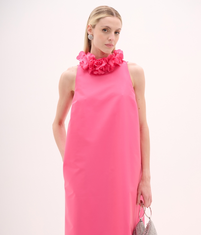 Vestido longo em tafetá pink com gola floral aplicada