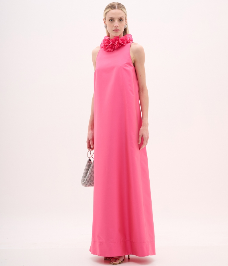 Vestido longo em tafetá pink com gola floral aplicada