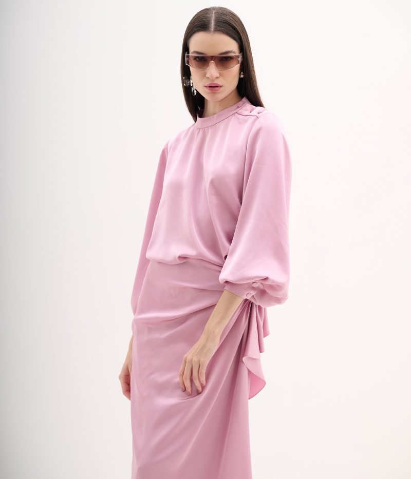 Blusa em Cetim com Gola Alta e Mangas Bufantes 