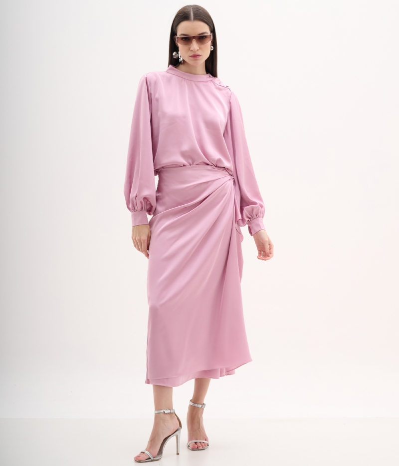 Blusa em Cetim com Gola Alta e Mangas Bufantes 