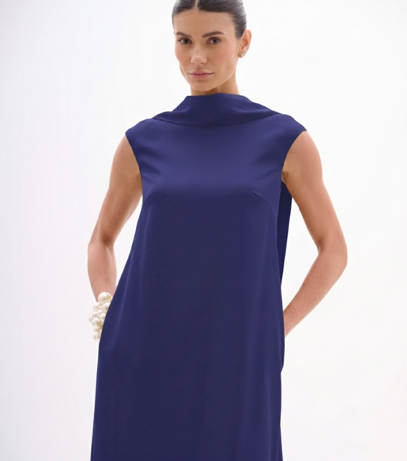 Vestido longo em cetim fluido com decote estruturado