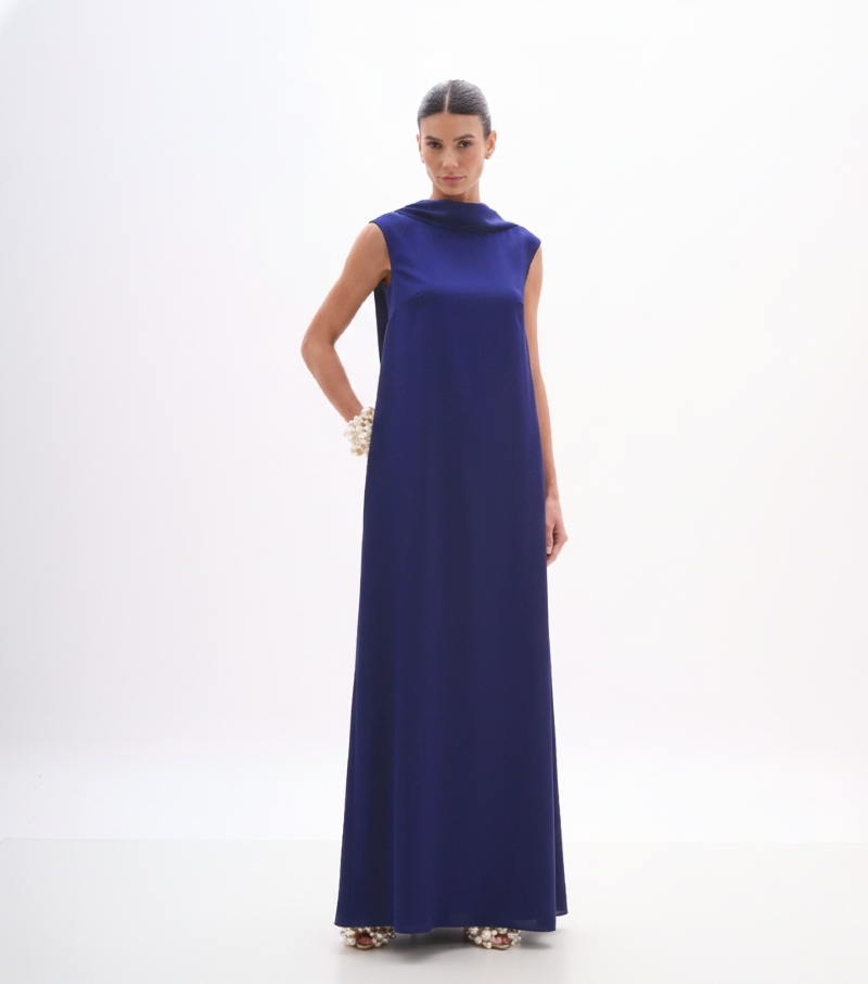 Vestido longo em cetim fluido com decote estruturado