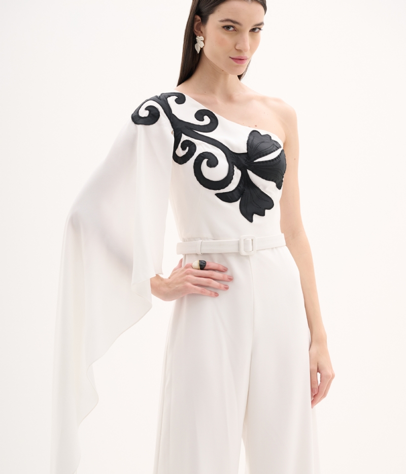 Macacão assimétrico em crepe com arabesco aplicado 