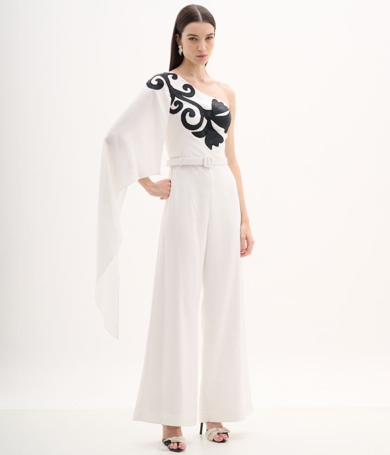 Macacão assimétrico em crepe com arabesco aplicado 