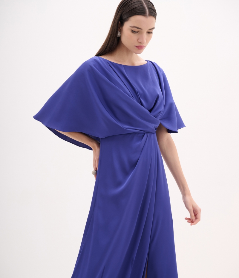 Vestido de festa longo azul em cetim com drapeado frontal e fenda lateral