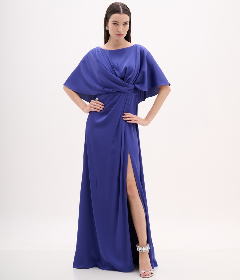 Vestido de festa longo azul em cetim com drapeado frontal e fenda lateral