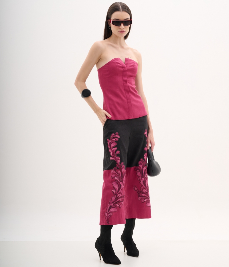 Conjunto Tomara-que-Caia e Saia Midi Bordada em Viscolinho Pink & Preto