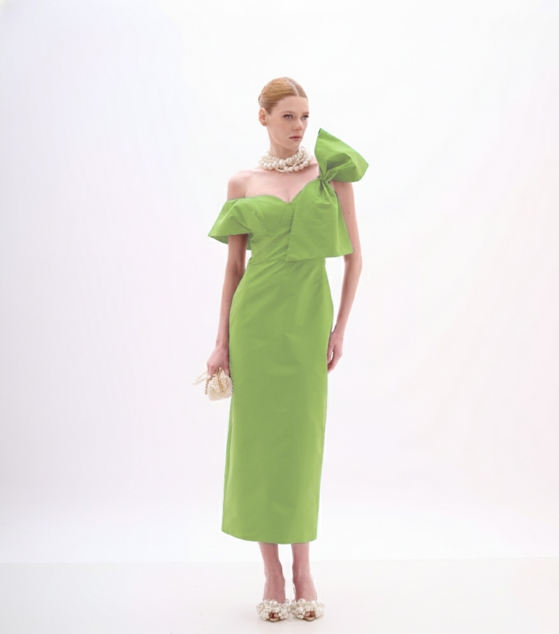 Vestido de festa midi Energy Green com decote ombro a ombro e laço