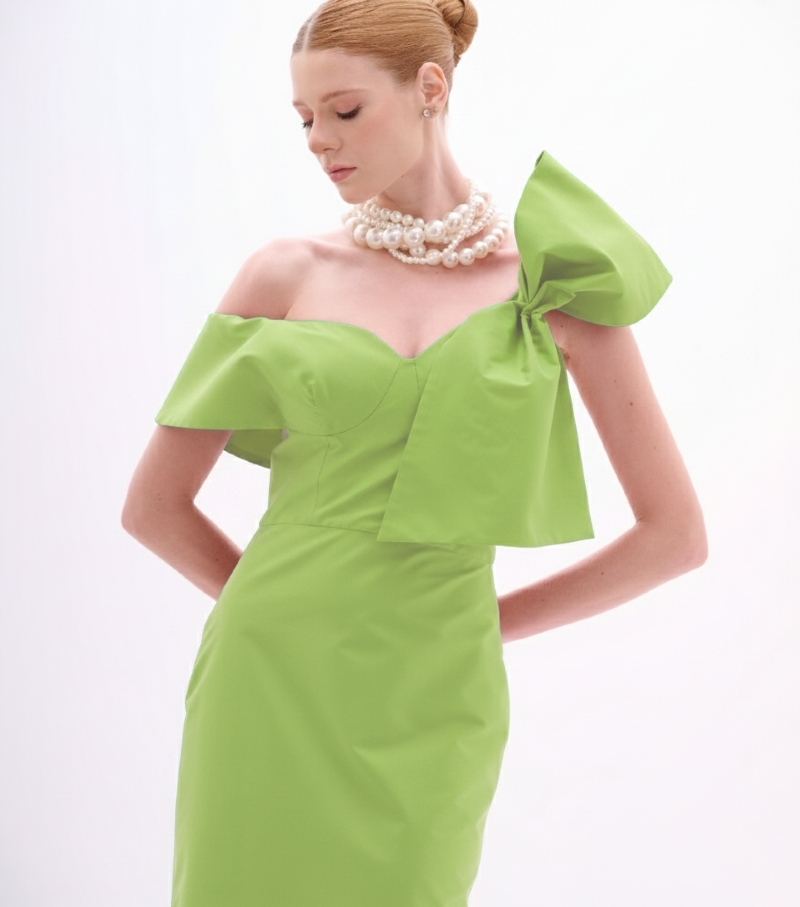 Vestido de festa midi Energy Green com decote ombro a ombro e laço