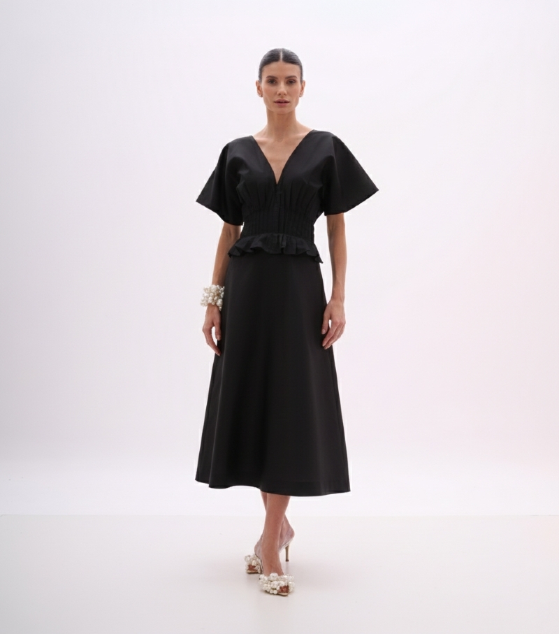 Vestido midi em tafetá preto com cintura trabalhada